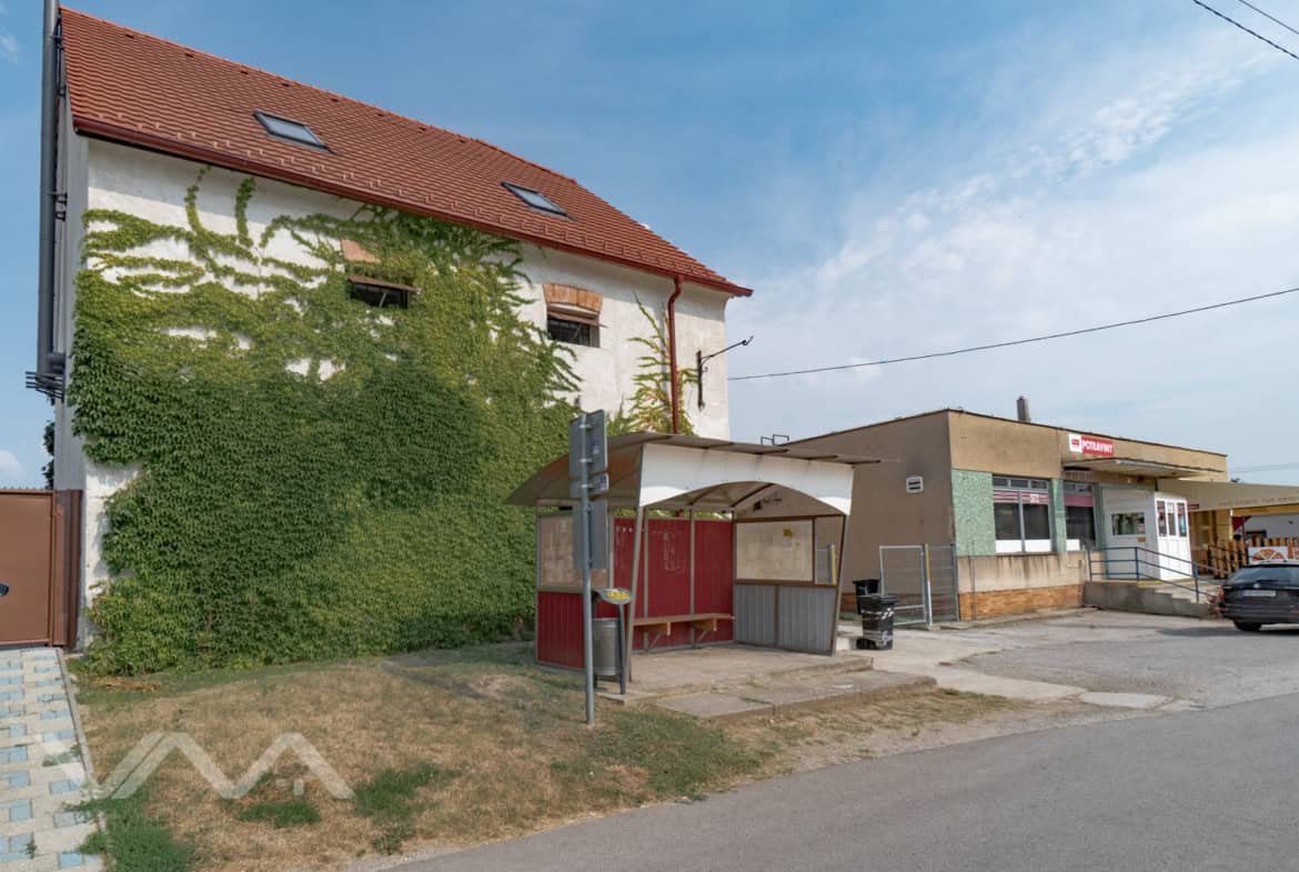 Rekonštruovaná sýpka s červenou strechou a zelenou stenou v Preselany.