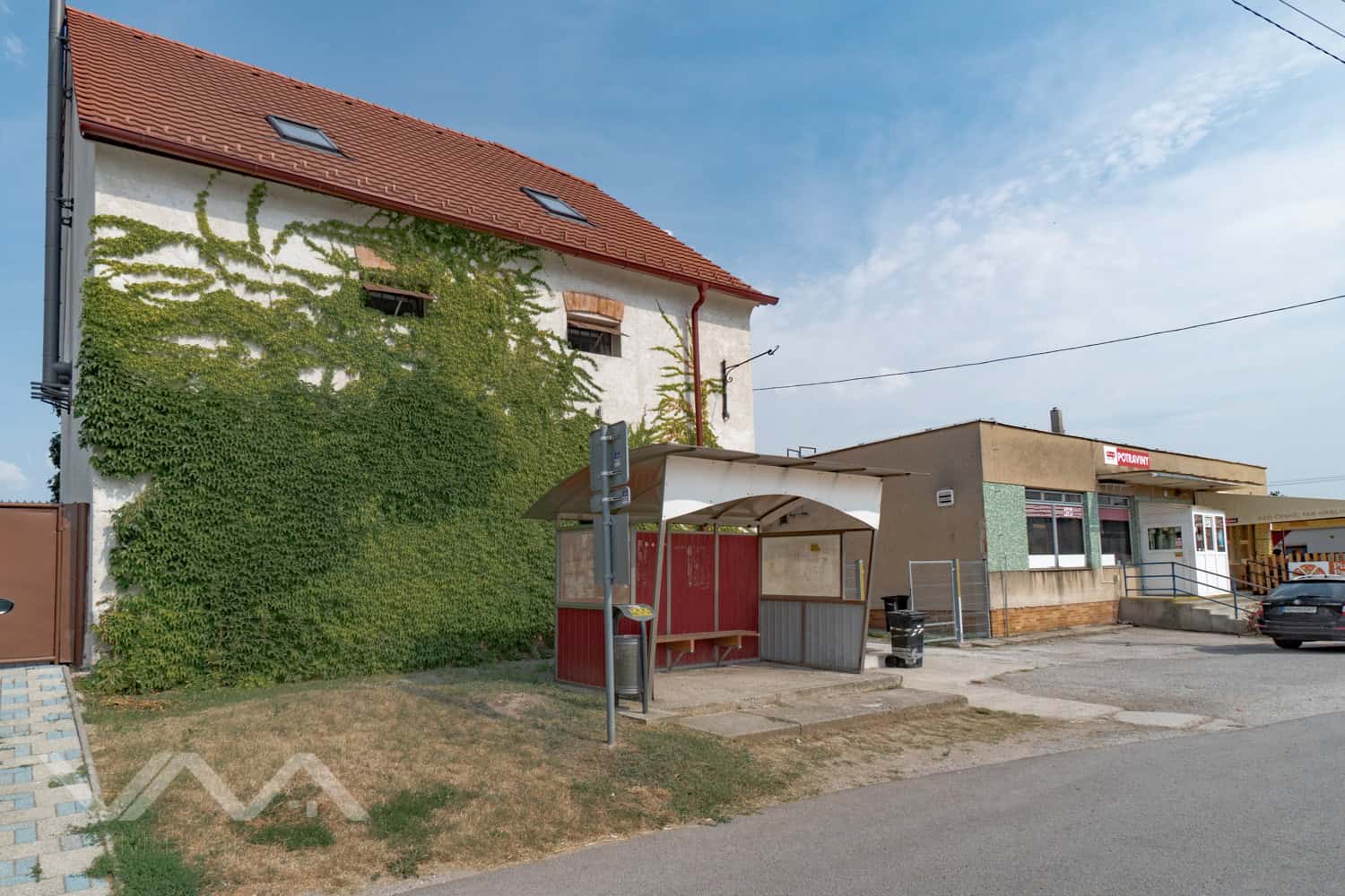 Rekonštruovaná sýpka s červenou strechou a zelenou stenou v Preselany.
